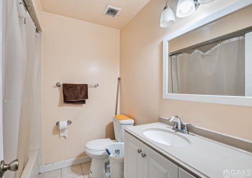 1511 Green Hollow Dr, Iselin NJ  08830-2946 exterior