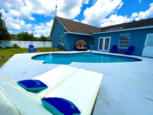 2062 Floresta Dr, Fort Pierce FL  34984-4706 exterior