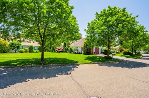 74 Skyline Dr, Lakewood, NJ 08701-5750