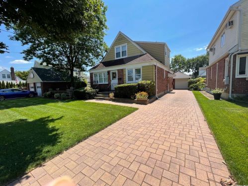 1530 Falmouth Ave, New Hyde Park, NY 11040-3917