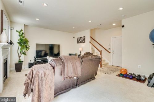 6857 Hartzell Hill Ln, Haymarket VA  20169-4944 exterior