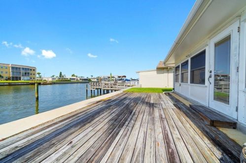 192 Boca Ciega Pt Blvd, Saint Petersburg FL  33708-2738 exterior