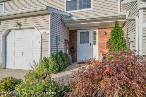 16 Birch Ln, Tinton Falls, NJ 07724-3471