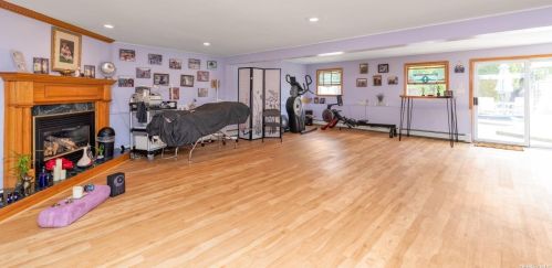 2111 Skipper Ct, North Bellmore NY  11710-3011 exterior