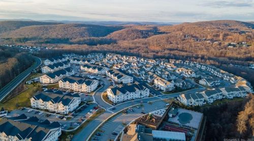 525 Center Meadow Ln, Danbury CT  06810 exterior