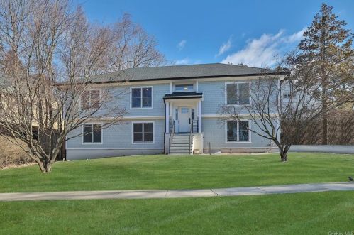 39 Holly Dr, New Rochelle, NY 10801-2301