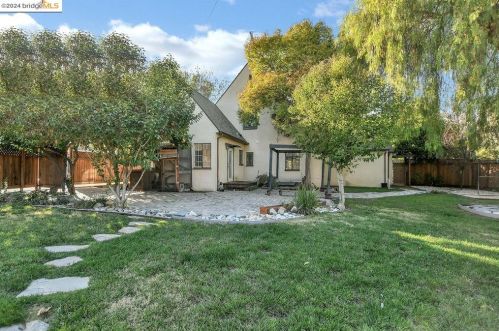 2 Sycamore Ct, West Pittsburg CA  94565-1633 exterior