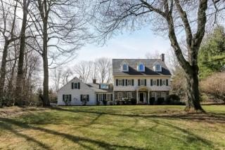 11 Harbor Rd, Tokeneke CT  06820-5810 exterior