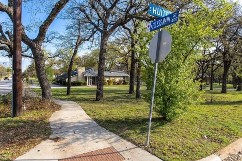 101 Huitt Ln, Euless, TX 76040-5350