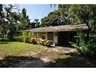 806 Carol Ct, Tavares, FL 32778-2701