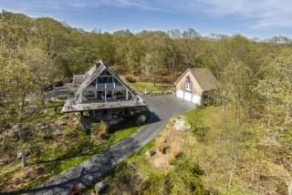 92 River Rd, Essex, CT 06426-1306