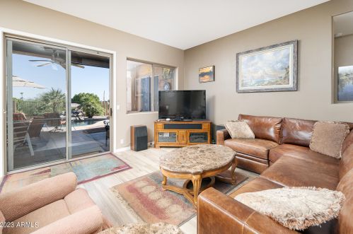 6037 Robin Ln, Glendale AZ  85310-5726 exterior