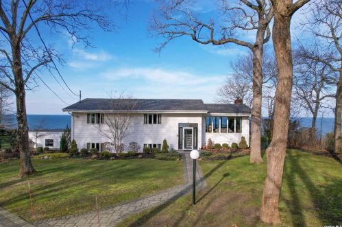 7 Colgate Ct, Shoreham, NY 11786-1221
