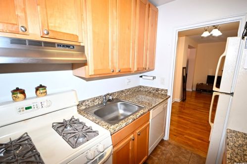 1 Maple Dr, Great Neck NY  11021-2004 exterior