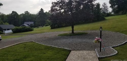 23 Honeycomb Ln, North Haven CT  06473-1005 exterior