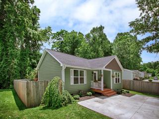 104 Iris St, Asheville, NC 28803-2739