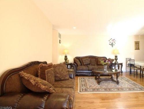909 Yorkshire Dr, Flemington NJ  08822-1849 exterior