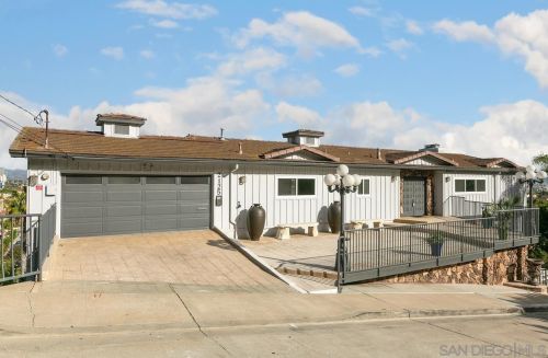 2125 Locust St, San Diego CA  92106-1622 exterior