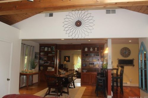 84 Columbine Dr, Bridgeport CT  06611-4601 exterior