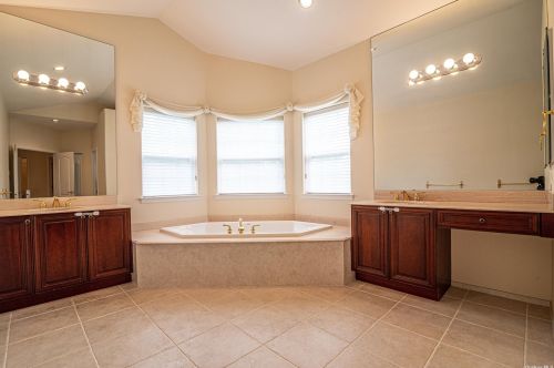 24 Hamlet Dr, Mount Sinai NY  11766-3002 exterior