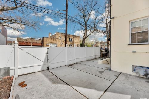 2226 21st St, Long Island City, NY 11105-3611