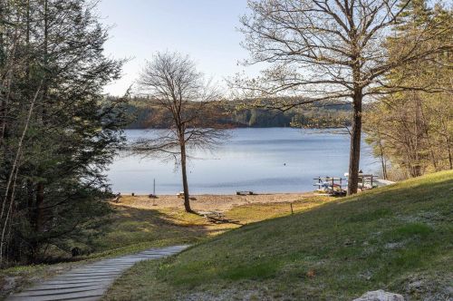 94 Shore Dr, Hopkinton, NH 03229-3214