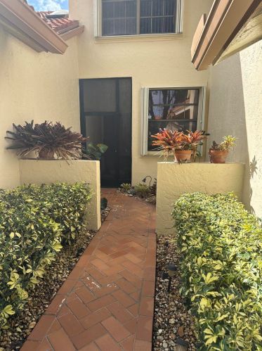 8300 Waterline Dr, Boynton Beach, FL 33472-2354