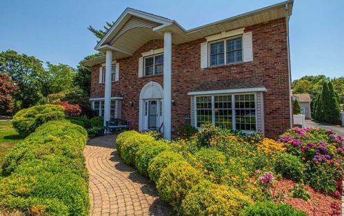 1 Athena Ct, West Islip, NY 11795-5101