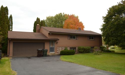 21660 Mac Gregor Dr, Waukesha, WI 53146-4744