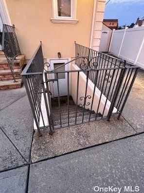 272 Knollwood Ln, Seaford NY  11783-1025 exterior