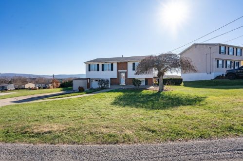 216 Eleanor Dr, Latrobe, PA 15650-9141