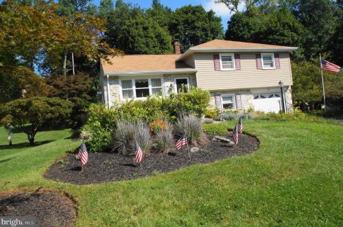 994 Carlin Dr, Southampton, PA 18966-3947