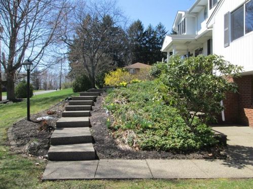 125 Summers Dr, Beaver Falls, PA 15010-1439