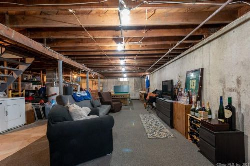 956 Huntington Rd, Stratford CT  06614-2736 exterior