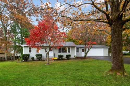 8 Highwood Dr, Coventry, RI 02816-8209