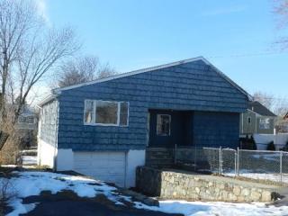 75 Raymond St, Stratford, CT 06614-5228