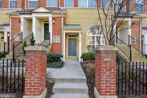 1946 Crescent Park Dr, Herndon, VA 20190-3289