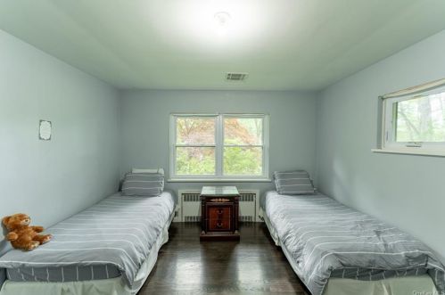 4 Hillside Ter, Airmont NY  10901-2105 exterior