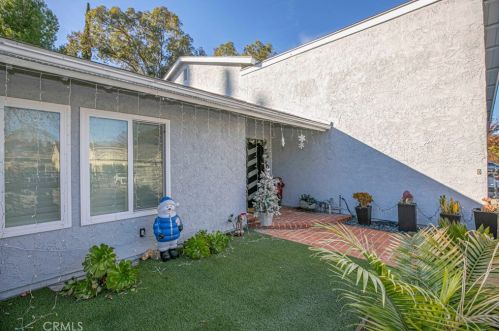 27067 Alabastro Dr, Santa Clarita CA  91354-2215 exterior