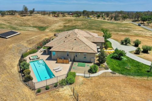 3959 Skyhawk Ln, Vacaville CA  95688-9516 exterior