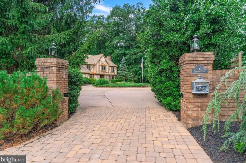 2 Shannon Ln, West Deptford, NJ 08051-1700