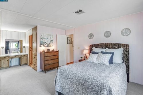 207 Regency Ct, Santa Rosa CA  95401-6730 exterior