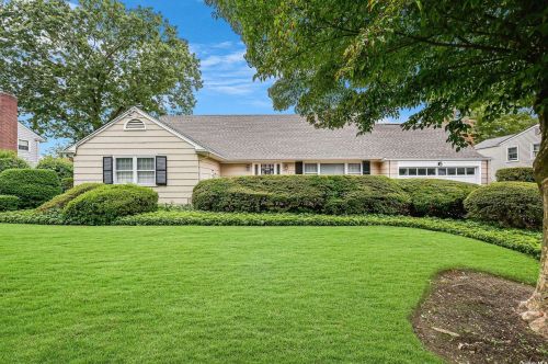 720 Franklin St, Westbury, NY 11590-2409