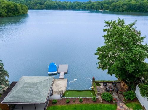 9 Lakeside Rd, Mahopac, NY 10541-3126