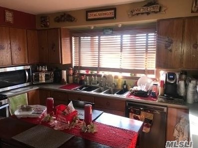 35 Pasadena Dr, Babylon, NY 11703-2811