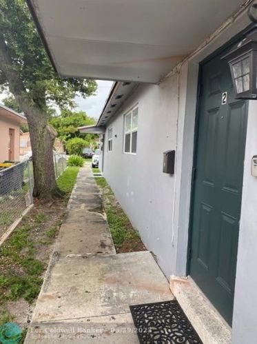 208 2nd Ter, Dania Beach FL  33004-4008 exterior
