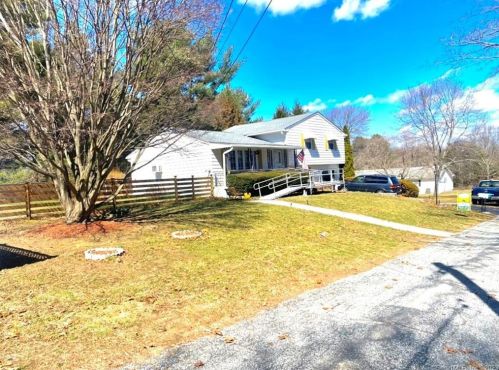 18 Beverly Dr, Norwich, CT 06351-1704