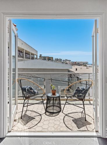 225 Rosecrans Pl, Manhattan Beach, CA 90266-3219