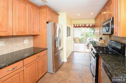 448 James St, N Milford NJ  07646-1022 exterior