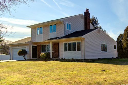 1 Darrell St, Elwood, NY 11731-5513